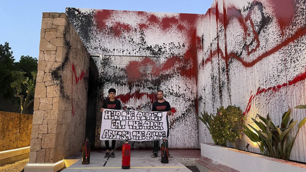 Ativistas ambientais vandalizam mansão de Messi em Ibiza Ativistas ambientais vandalizam mansão de Messi em Ibiza