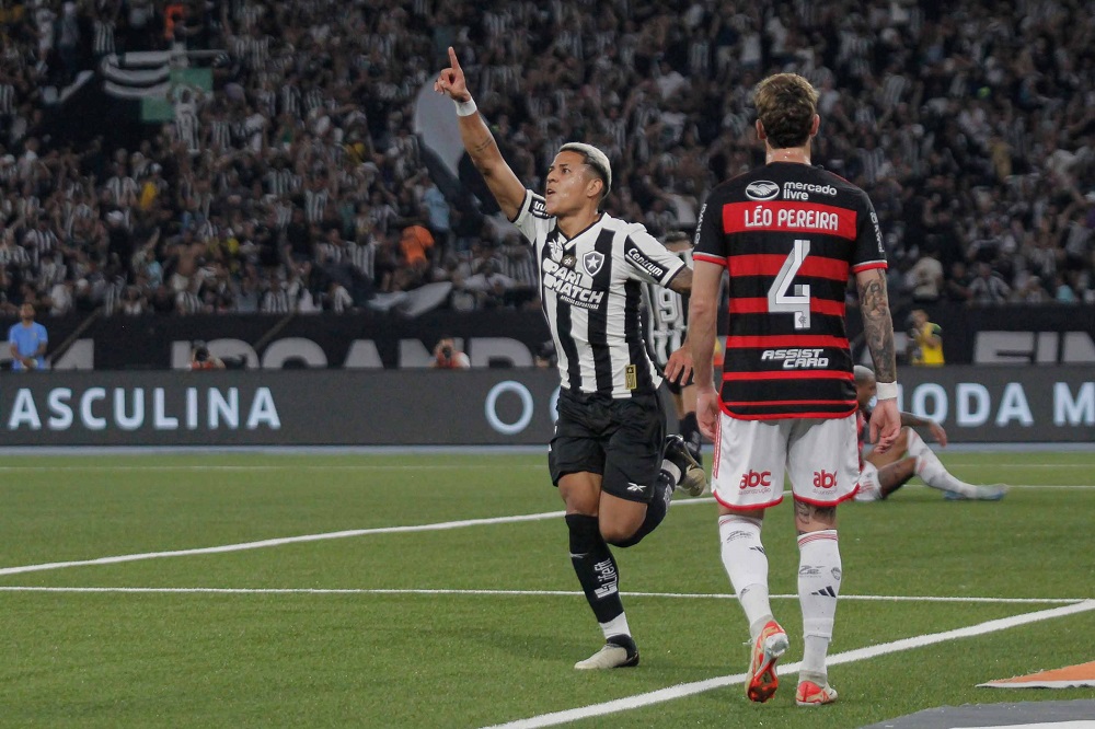 Botafogo goleia o Flamengo e retoma liderança do Campeonato Brasileiro Botafogo goleia o Flamengo e retoma liderança do Campeonato Brasileiro