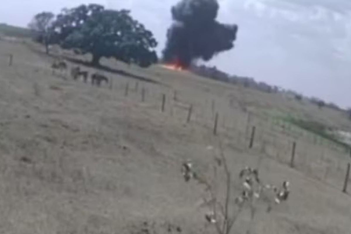 Câmera registra queda de avião que matou 3 pessoas em Birigui. Veja Câmera registra queda de avião que matou 3 pessoas em Birigui. Veja