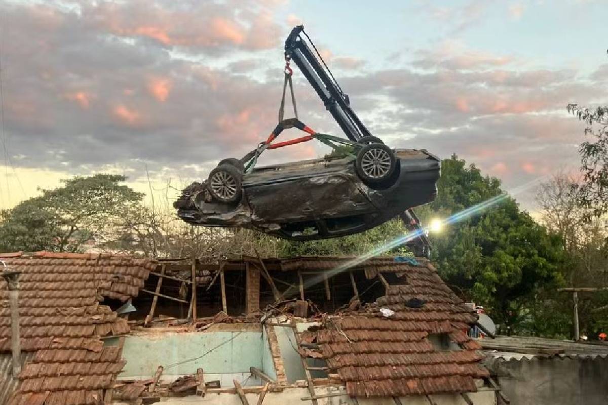 Carro é retirado de telhado em Campinas quase 2 dias após acidente