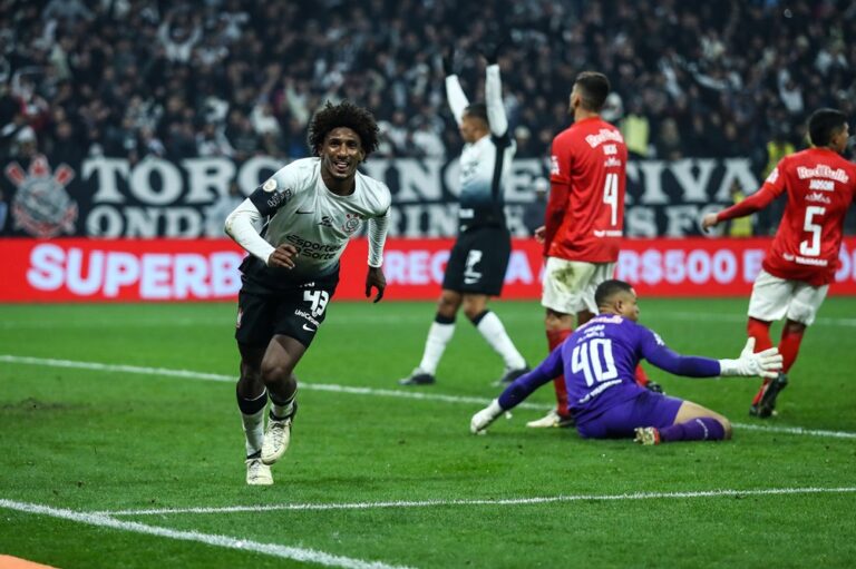 Corinthians falha na pontaria e completa seis jogos sem vencer, mas arranca empate no fim com gol de estreante