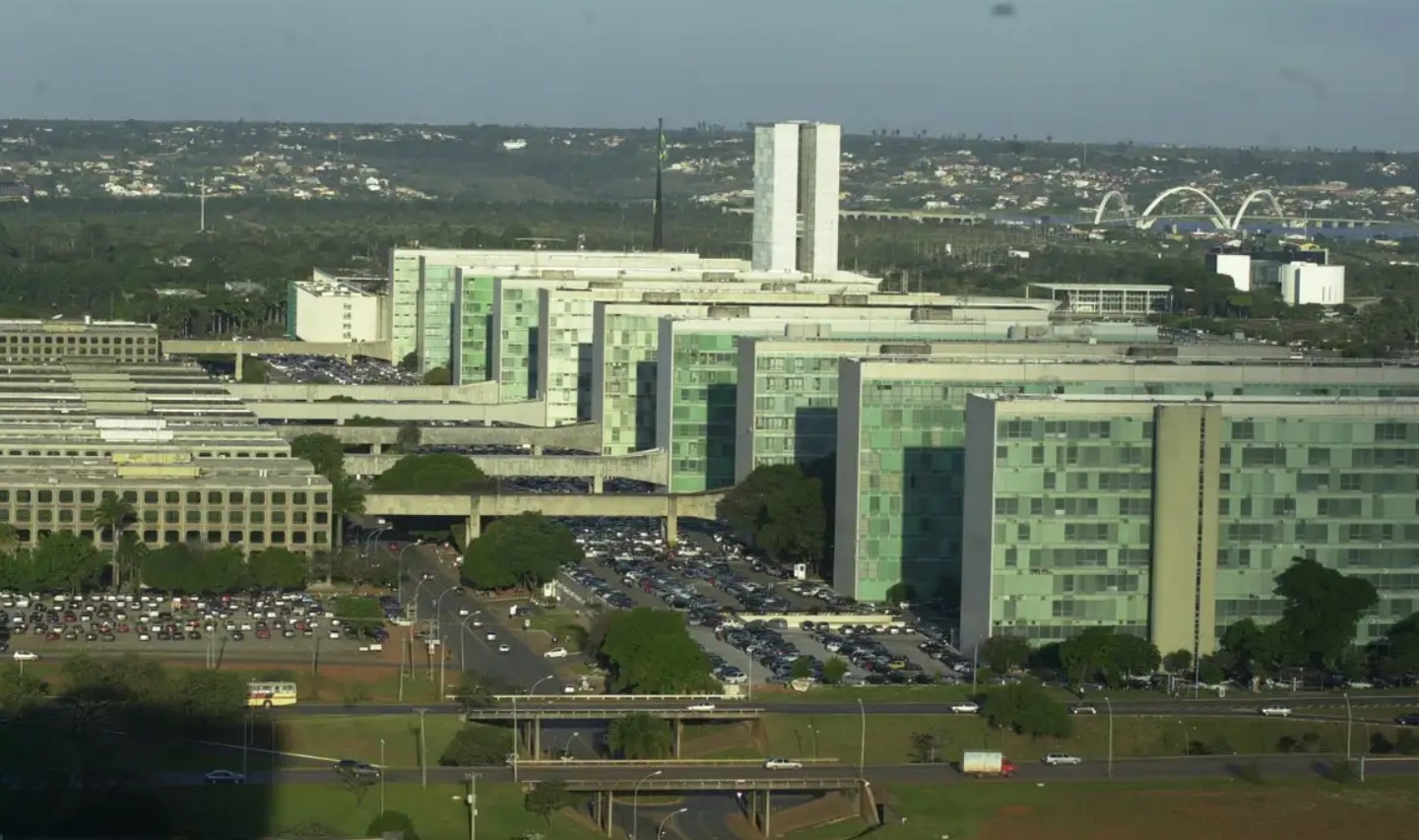 Cortes no orçamento de 2025 ameaçam serviços essenciais Cortes no orçamento de 2025 ameaçam serviços essenciais