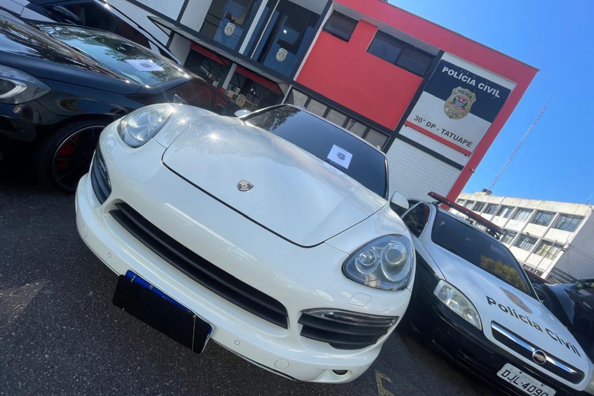 De Porsche a Mercedes: carros de suspeito do PCC são apreendidos em SP De Porsche a Mercedes: carros de suspeito do PCC são apreendidos em SP