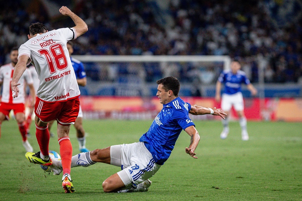 Dinenno, do Cruzeiro, sofre grave lesão no joelho, passa por cirurgia e só volta aos gramados em 2025 Dinenno, do Cruzeiro, sofre grave lesão no joelho, passa por cirurgia e só volta aos gramados em 2025