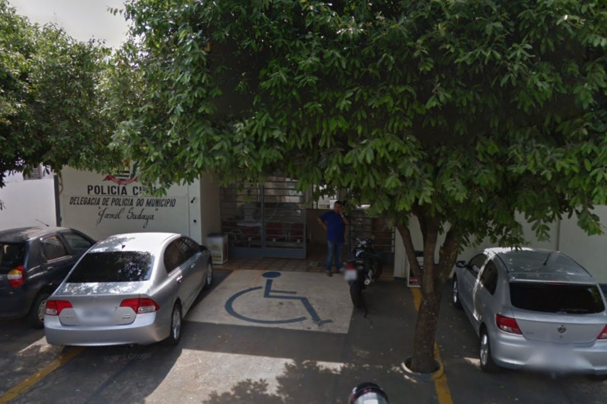 Diretor de escola é investigado por se relacionar com aluna de 14 anos Diretor de escola é investigado por se relacionar com aluna de 14 anos