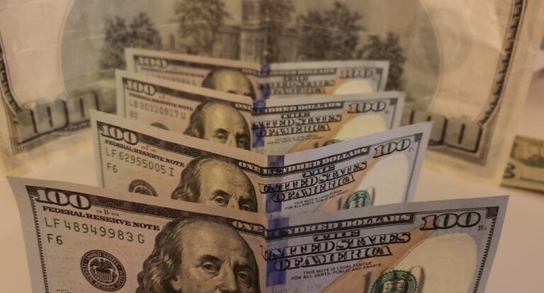 Dólar sobe e Ibovespa caí nesta quinta-feira