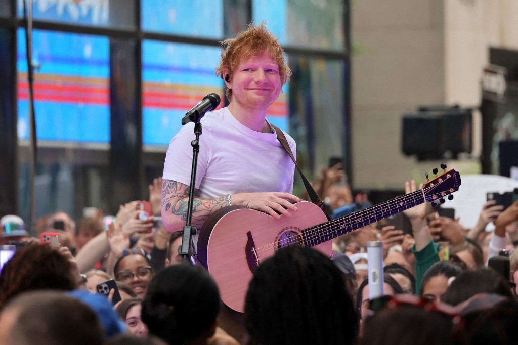 Ed Sheeran se torna acionista minoritário de clube de futebol inglês Ed Sheeran se torna acionista minoritário de clube de futebol inglês