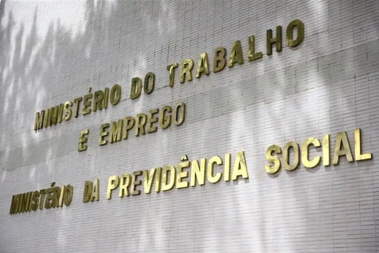 Empresas devem entregar relatório de igualdade salarial hoje