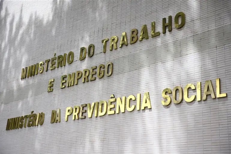 Empresas devem entregar relatório de igualdade salarial hoje Empresas devem entregar relatório de igualdade salarial hoje