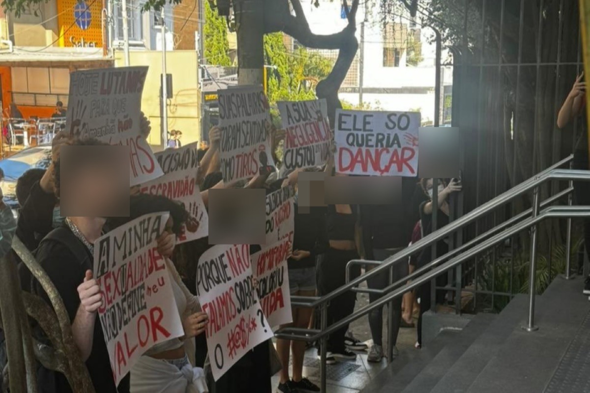 Estudantes protestam em frente a colégio de elite após morte de aluno Estudantes protestam em frente a colégio de elite após morte de aluno