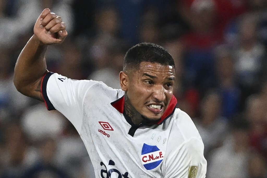 Morre Juan Izquierdo, jogador do Nacional que desmaiou em jogo contra o São Paulo Morre Juan Izquierdo, jogador do Nacional que desmaiou em jogo contra o São Paulo
