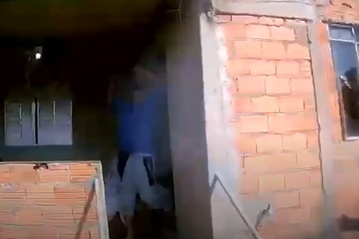 Filho faz pai refém e ameaça incendiar casa na região metropolitana Filho faz pai refém e ameaça incendiar casa na região metropolitana