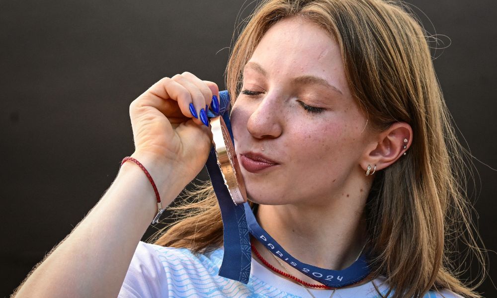 Ginasta romena recebe bronze olímpico após polêmica; Chiles vê decisão como ‘golpe significativo’ Ginasta romena recebe bronze olímpico após polêmica; Chiles vê decisão como ‘golpe significativo’