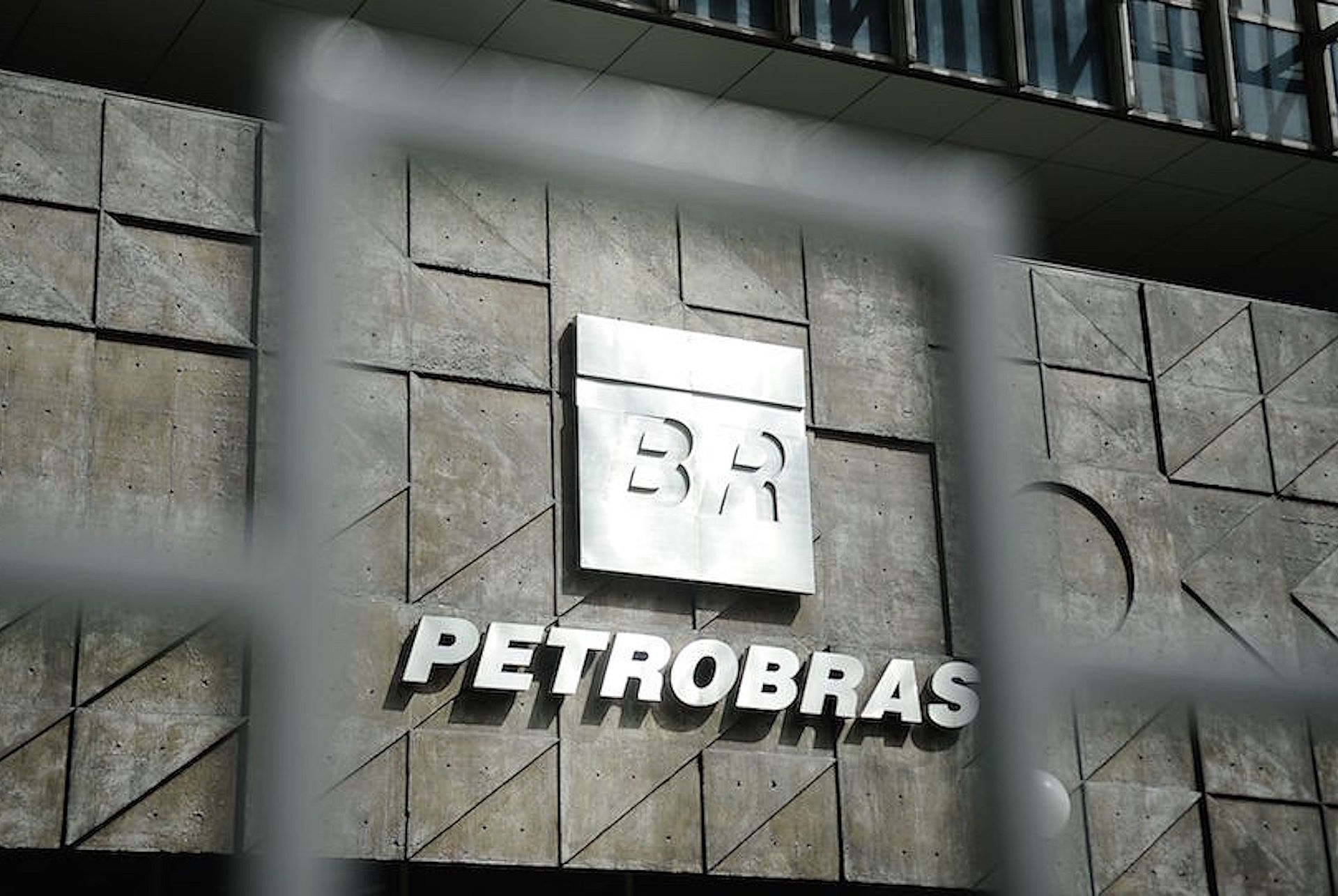 Governo do RJ concede licença à Petrobras, ignorando descumprimento de condicionantes no Gaslub Governo do RJ concede licença à Petrobras, ignorando descumprimento de condicionantes no Gaslub