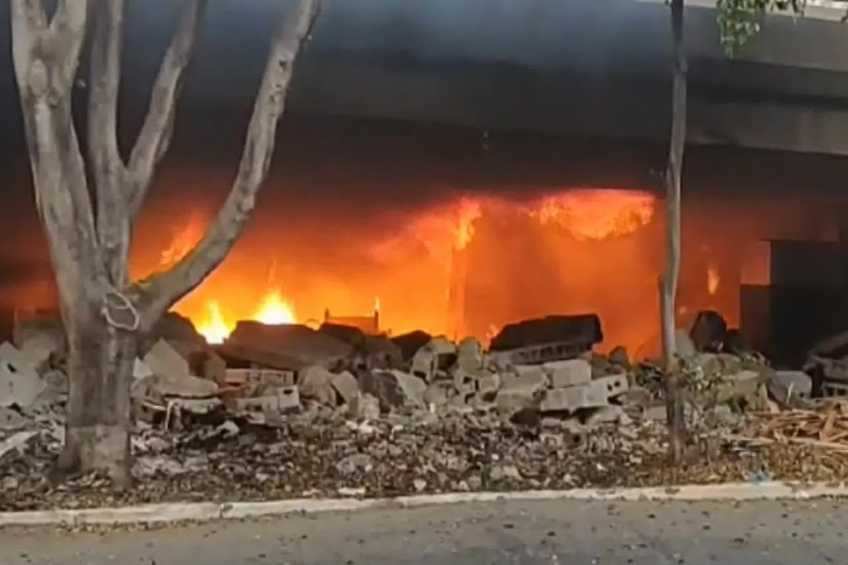 Incêndio atinge terreno embaixo de viaduto no centro de São Paulo Incêndio atinge terreno embaixo de viaduto no centro de São Paulo