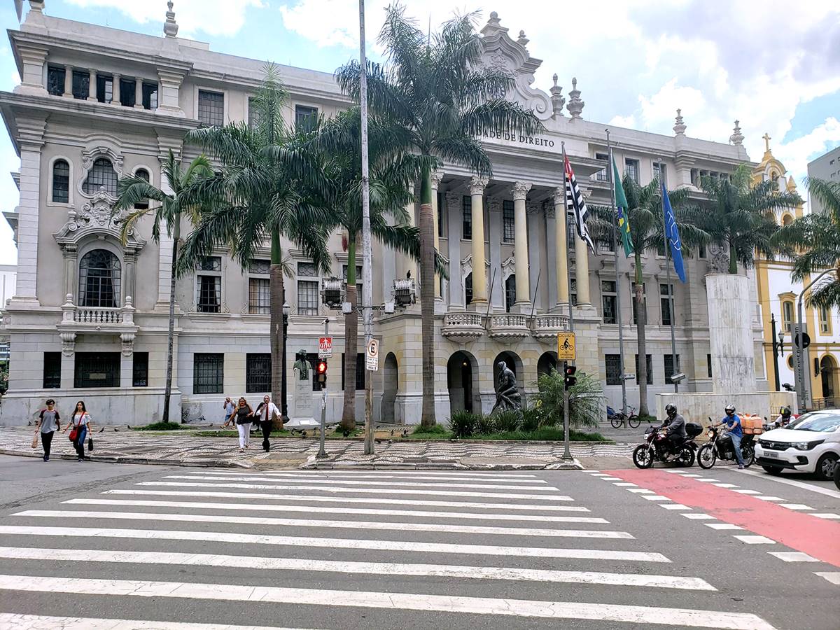 Inscrições nazistas aparecem na Faculdade de Direito da USP Inscrições nazistas aparecem na Faculdade de Direito da USP