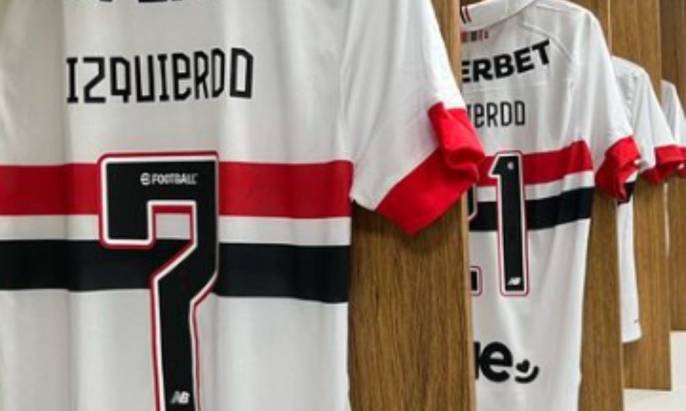 Jogadores do São Paulo entram em campo com nome de Izquierdo estampado na camisa Jogadores do São Paulo entram em campo com nome de Izquierdo estampado na camisa