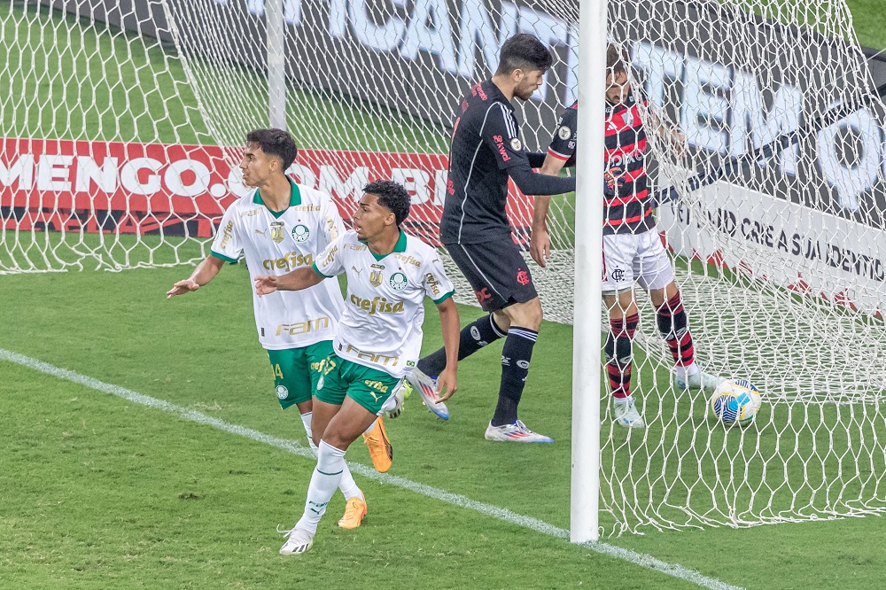 Jovem de 18 anos salva Palmeiras da derrota contra o Flamengo no Maracanã Jovem de 18 anos salva Palmeiras da derrota contra o Flamengo no Maracanã