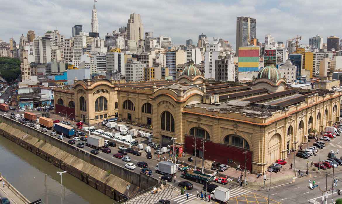 Mulher e GCM são baleados em tiroteio perto do Mercado Municipal de SP