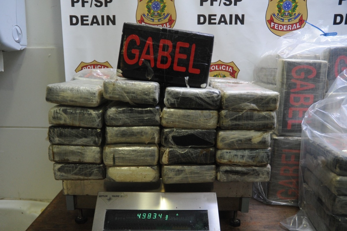 PF interrompe decolagem de avião em SP para retirar 90 kg de cocaína PF interrompe decolagem de avião em SP para retirar 90 kg de cocaína