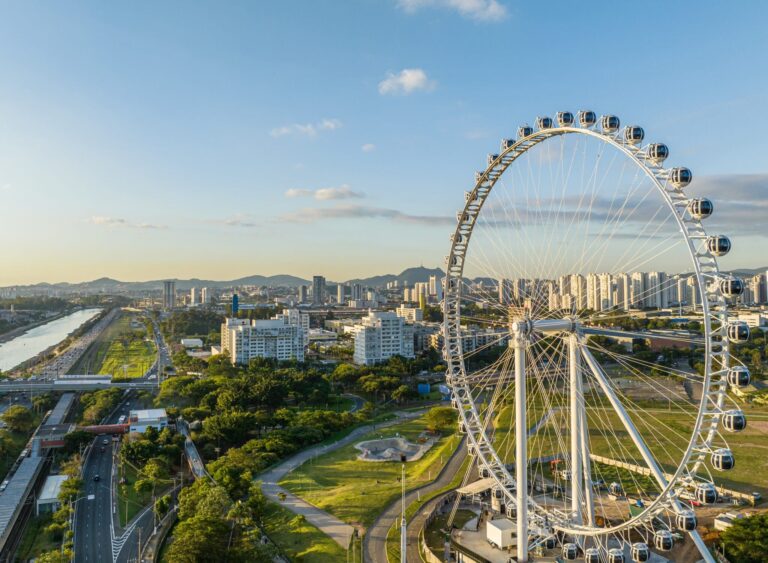 Roda-gigante fenômeno de SP tem descontos no Mês dos Pais