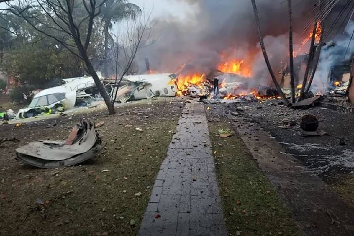 Guincho é usado para erguer destroços de avião no resgate de corpos Guincho é usado para erguer destroços de avião no resgate de corpos