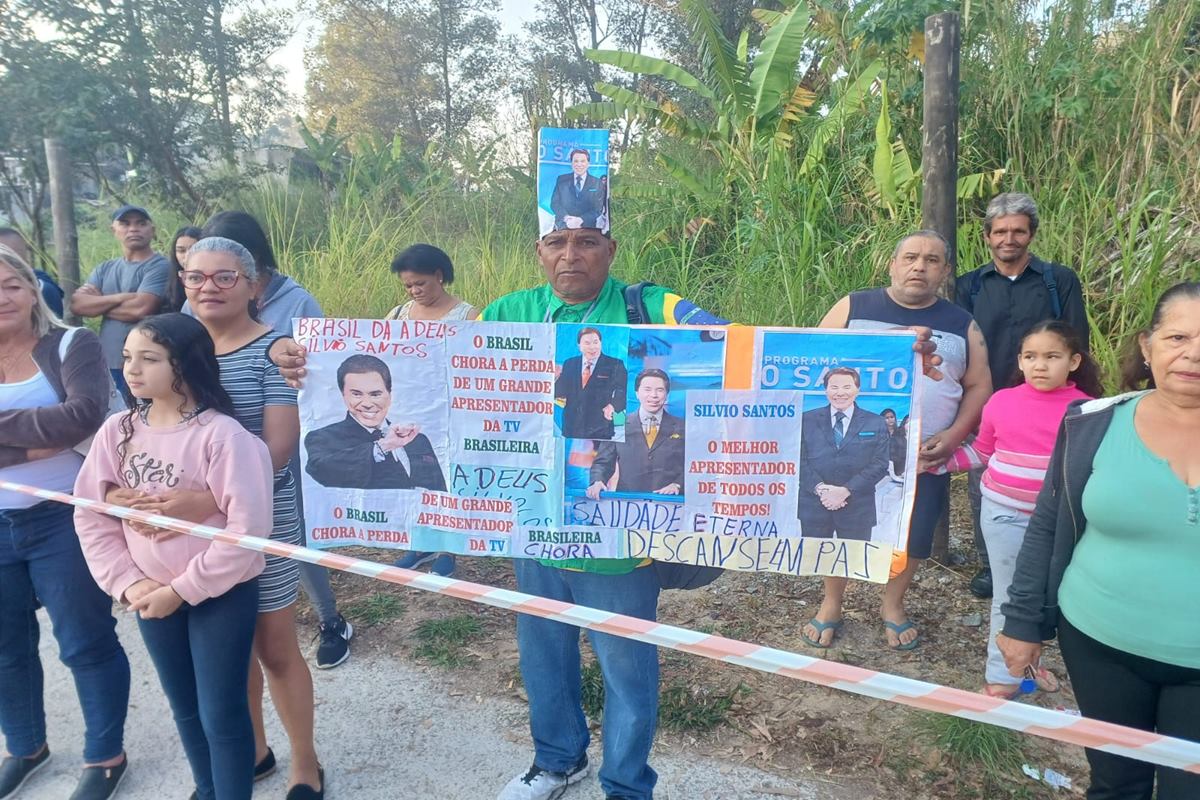 Silvio Santos é enterrado e fãs prestam última homenagem em São Paulo Silvio Santos é enterrado e fãs prestam última homenagem em São Paulo