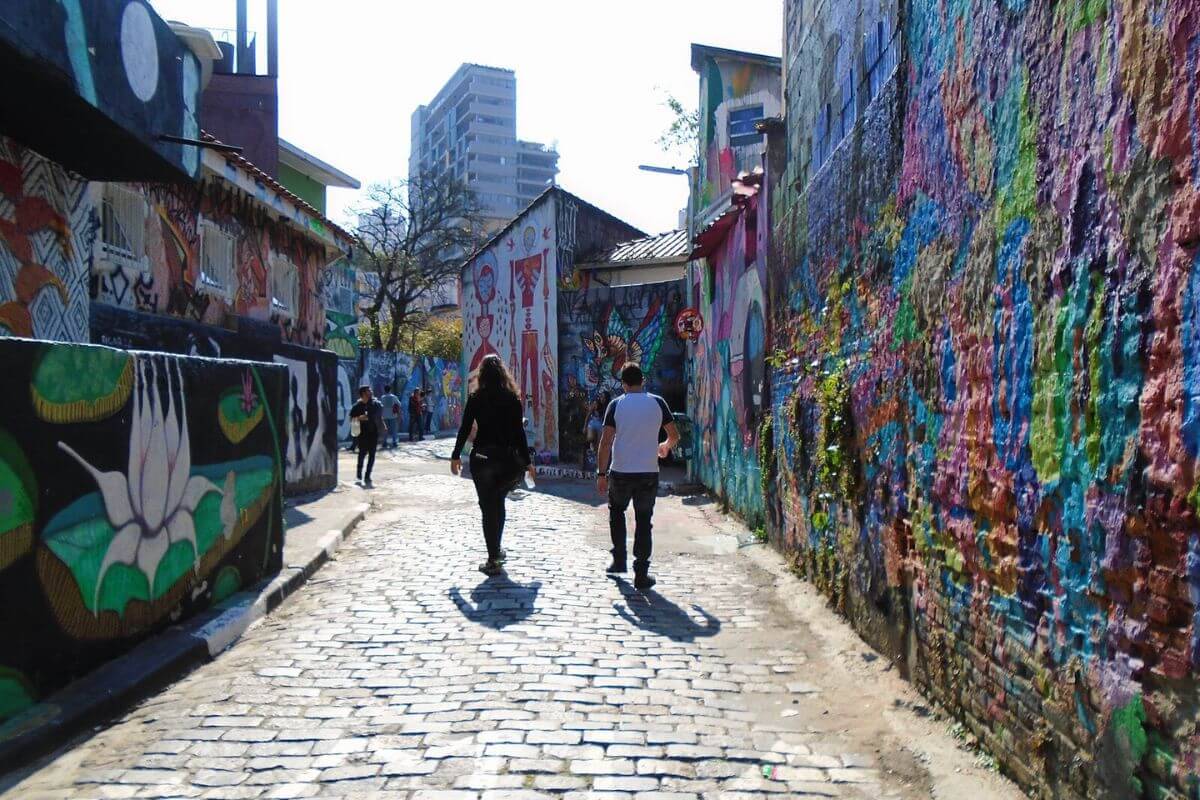 Soco, arma e tiro: influencer relata assalto no Beco do Batman Soco, arma e tiro: influencer relata assalto no Beco do Batman