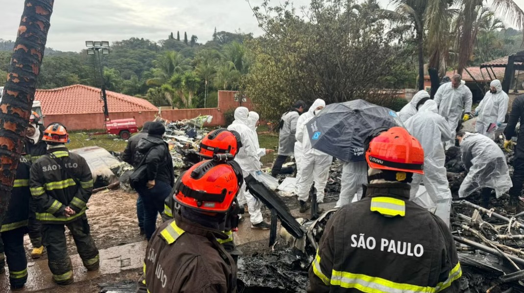 Posição de corpos sugere que passageiros foram avisados sobre queda Posição de corpos sugere que passageiros foram avisados sobre queda