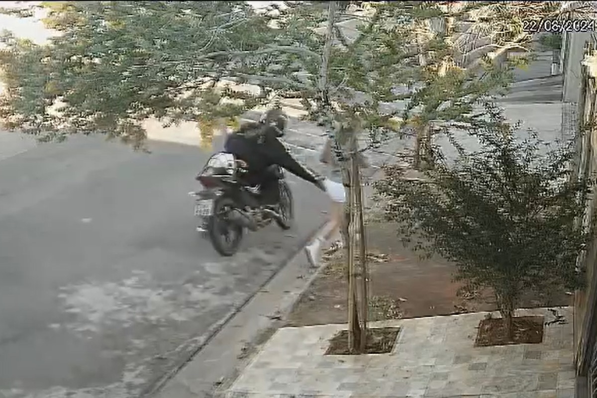 Vídeo: “Me senti suja”, diz mulher apalpada por motociclista na rua Vídeo: “Me senti suja”, diz mulher apalpada por motociclista na rua