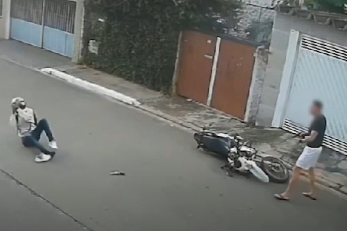 Vídeo: PM de folga dispara 10 vezes e mata suspeito durante assalto Vídeo: PM de folga dispara 10 vezes e mata suspeito durante assalto