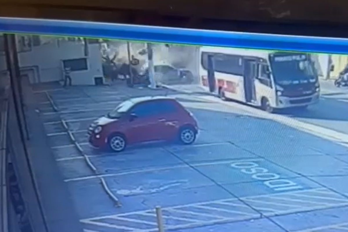 Vídeo: caminhão sem freio atinge carros, moto e igreja no Morumbi Vídeo: caminhão sem freio atinge carros, moto e igreja no Morumbi