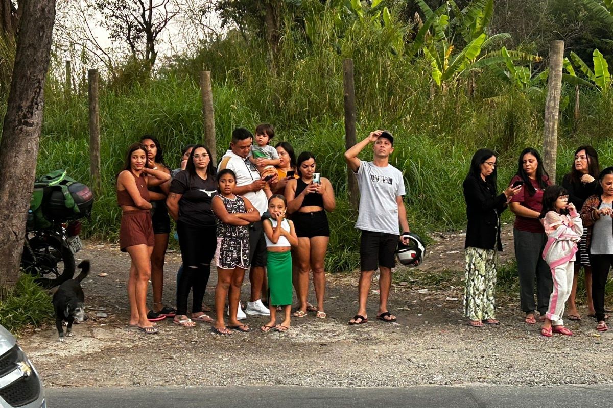 Vídeo: fãs e curiosos vão a cemitério após morte de Silvio Santos