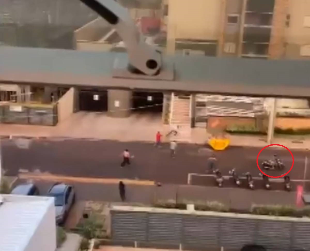 Vídeo: homem pula a janela e foge de prédio da Polícia Federal em SP Vídeo: homem pula a janela e foge de prédio da Polícia Federal em SP