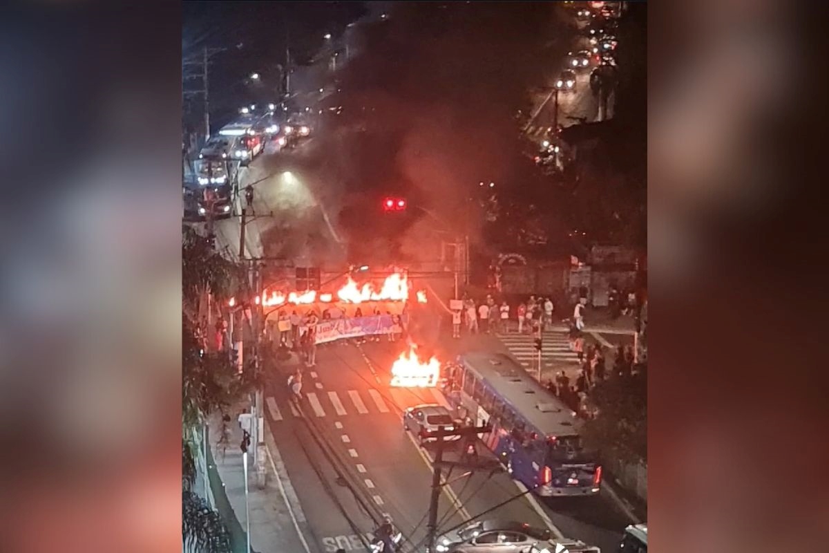 Vídeo: manifestantes bloqueiam via após morte de adolescente por GCM Vídeo: manifestantes bloqueiam via após morte de adolescente por GCM