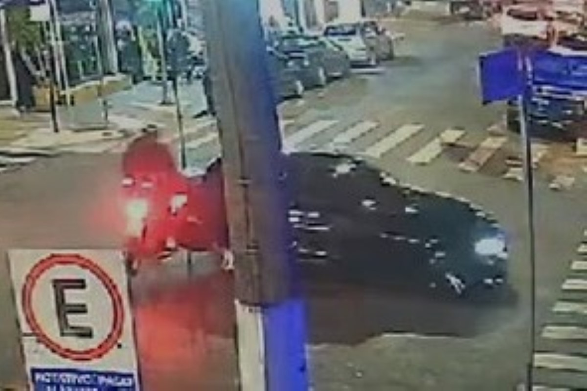 Vídeo mostra momento em que procurador derruba e arrasta moto em SP Vídeo mostra momento em que procurador derruba e arrasta moto em SP