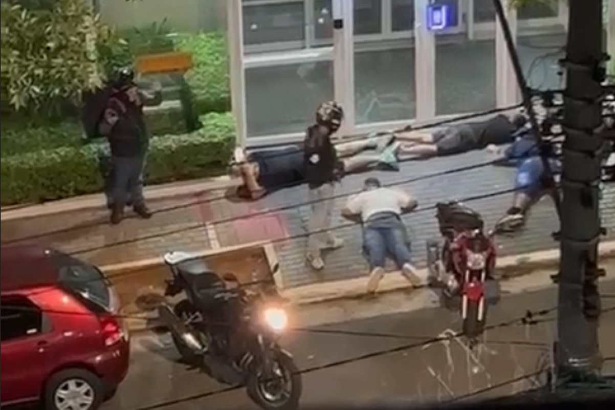Vídeos: suspeitos fazem reféns deitar no chão em assalto na zona leste Vídeos: suspeitos fazem reféns deitar no chão em assalto na zona leste