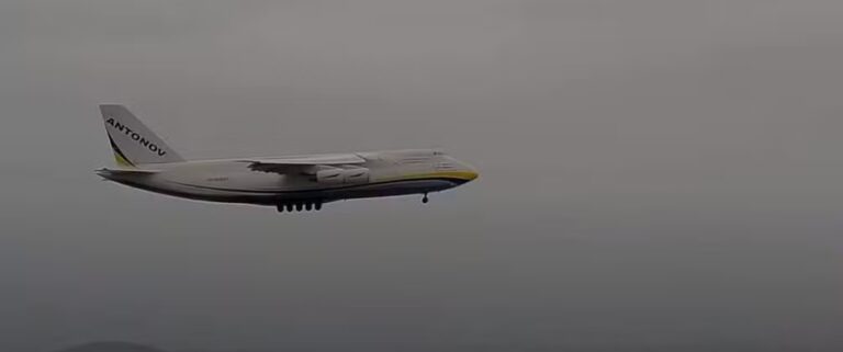 Antonov, maior avião de carga do mundo, chega ao RJ