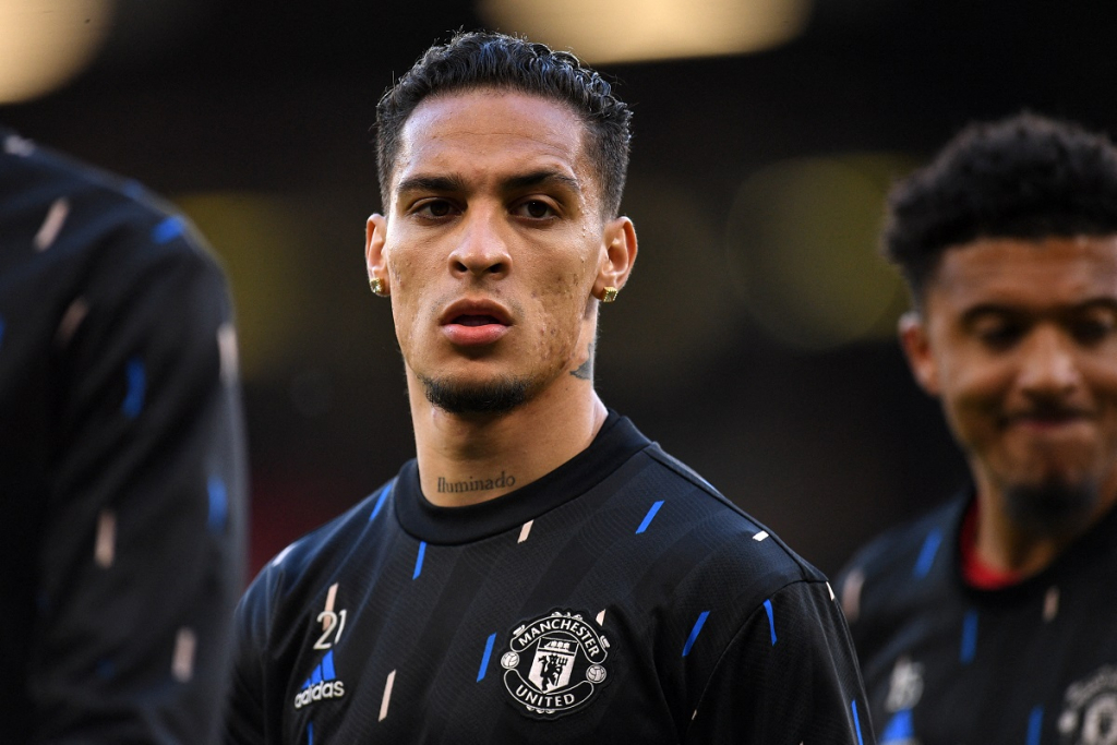 Antony ganha pênalti de presente para voltar a balançar a rede no Manchester United Antony ganha pênalti de presente para voltar a balançar a rede no Manchester United