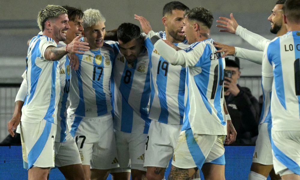 Argentina derrota Chile e amplia domínio nas Eliminatórias Sul-Americanas Argentina derrota Chile e amplia domínio nas Eliminatórias Sul-Americanas