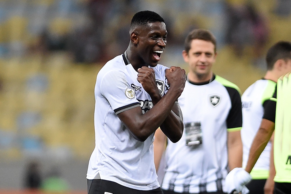 Botafogo marca nos acréscimos, vence Flu e sustenta vantagem na ponta do Brasileirão Botafogo marca nos acréscimos, vence Flu e sustenta vantagem na ponta do Brasileirão