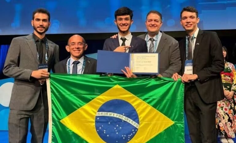 Brasileiro de 17 anos conquista Prêmio Nobel de Ciência Jovem