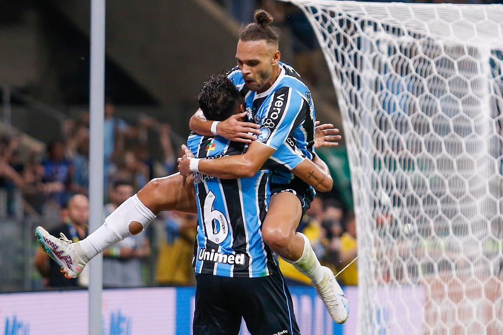 Com um a mais, Grêmio supera reservas do Flamengo e reage no Brasileirão Com um a mais, Grêmio supera reservas do Flamengo e reage no Brasileirão