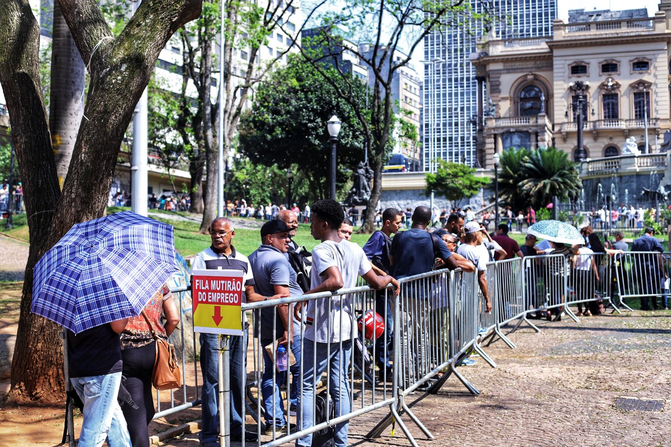 Contratação de estrangeiros dispara 53% no Brasil Contratação de estrangeiros dispara 53% no Brasil