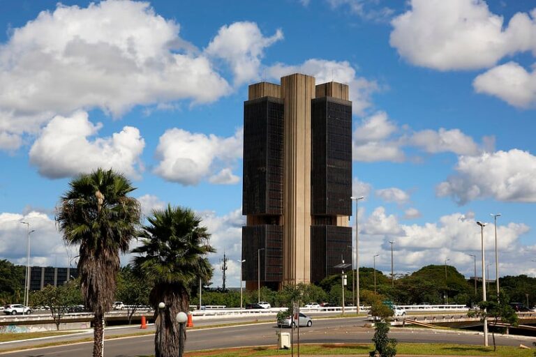 Copom indica novos ajustes nos juros e reforça objetivo da inflação