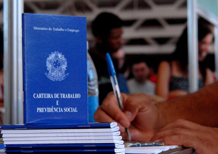 Desemprego cai 0,5% no trimestre encerrado em agosto