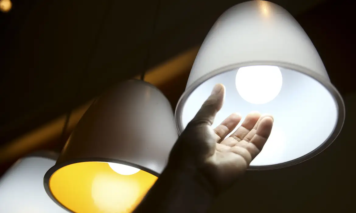 Energia pode ficar com tarifa vermelha até o fim do ano; entenda Energia pode ficar com tarifa vermelha até o fim do ano; entenda