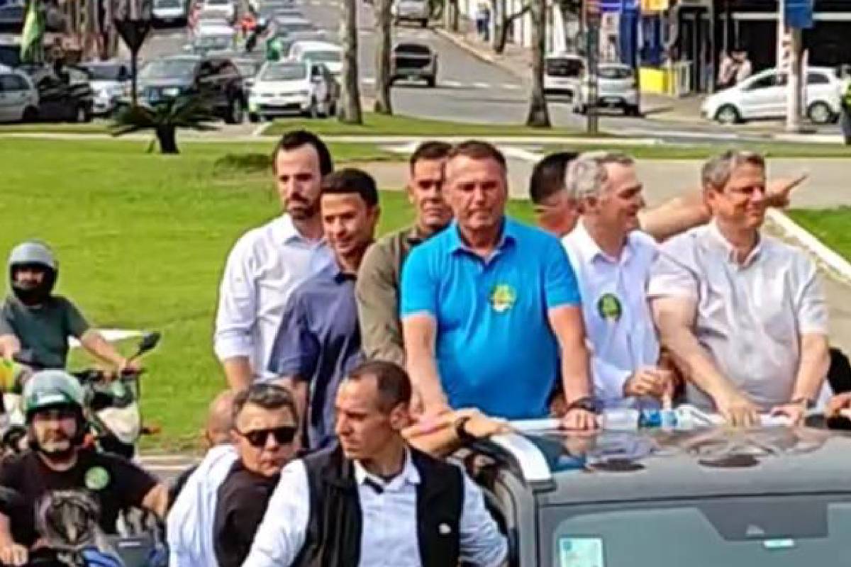 Irmão de Bolsonaro recebe ex-presidente e Tarcísio em ato no interior Irmão de Bolsonaro recebe ex-presidente e Tarcísio em ato no interior