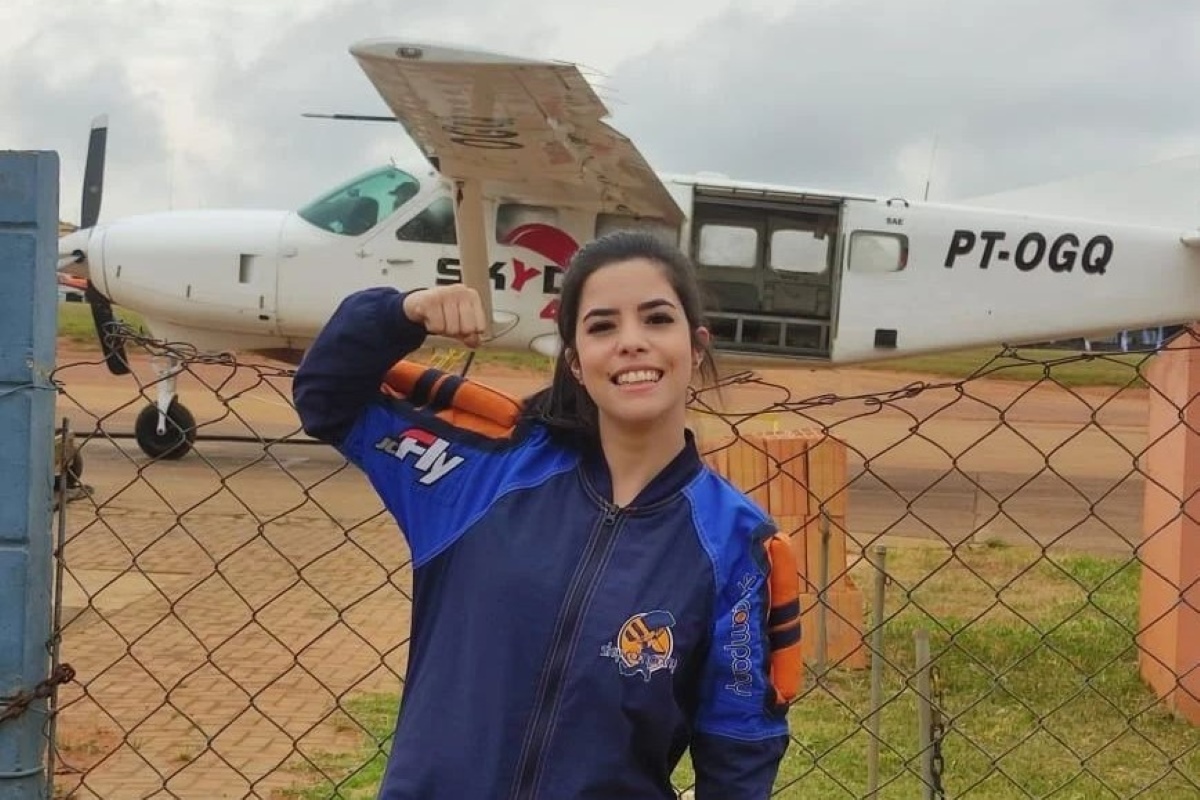 Jovem é encontrada morta dentro de casa. Enteado do pai é suspeito Jovem é encontrada morta dentro de casa. Enteado do pai é suspeito