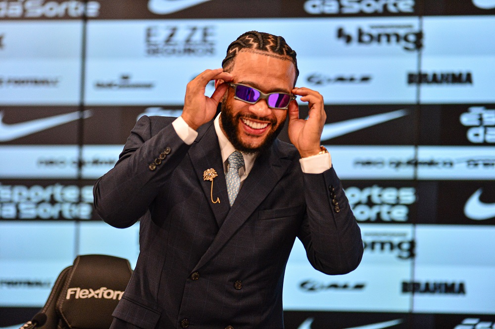 Memphis Depay é apresentado no Corinthians, diz que jogará na ‘Meca do futebol’, mas não projeta estreia Memphis Depay é apresentado no Corinthians, diz que jogará na ‘Meca do futebol’, mas não projeta estreia